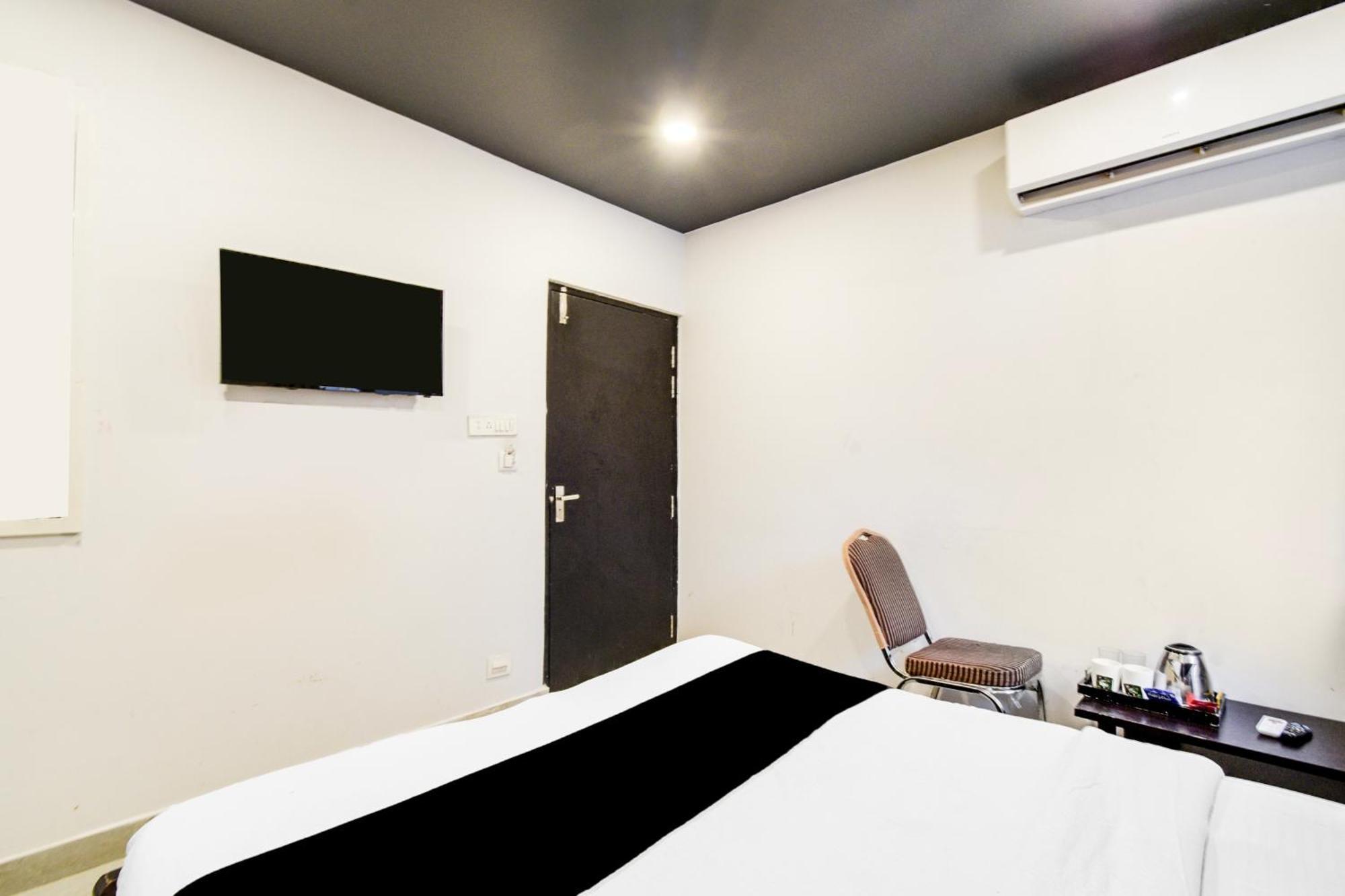 Super Townhouse Alwal Road Hotel Trimulgherry Exterior photo